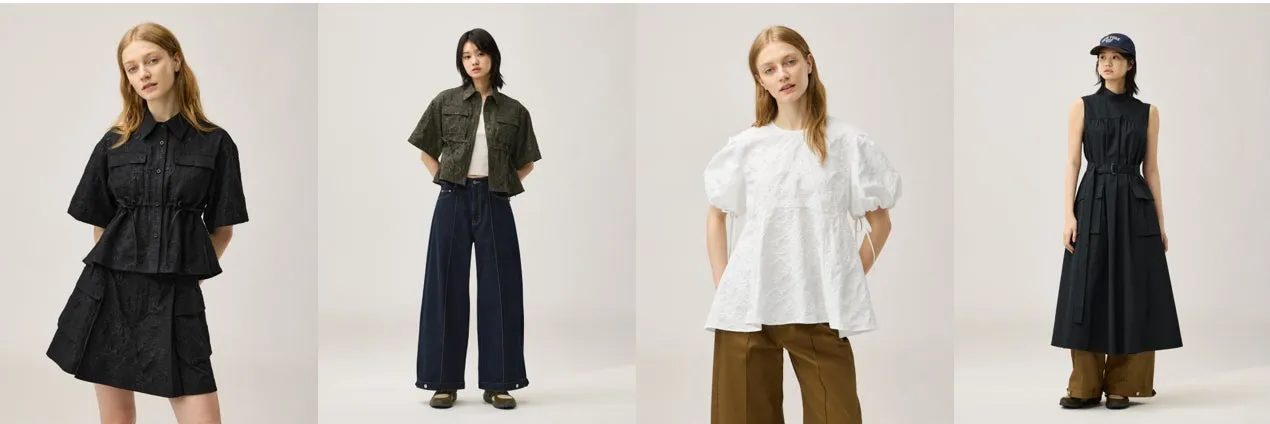 4人の女性が様々な服を着て立っている画像