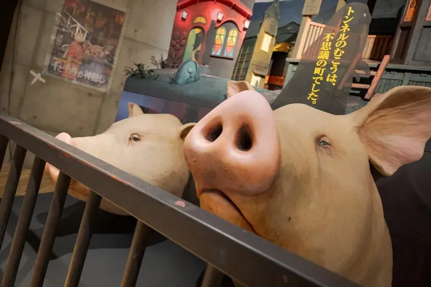 映画「千と千尋の神隠し」のワンシーンを再現した展示。豚の顔のオブジェが特徴的。