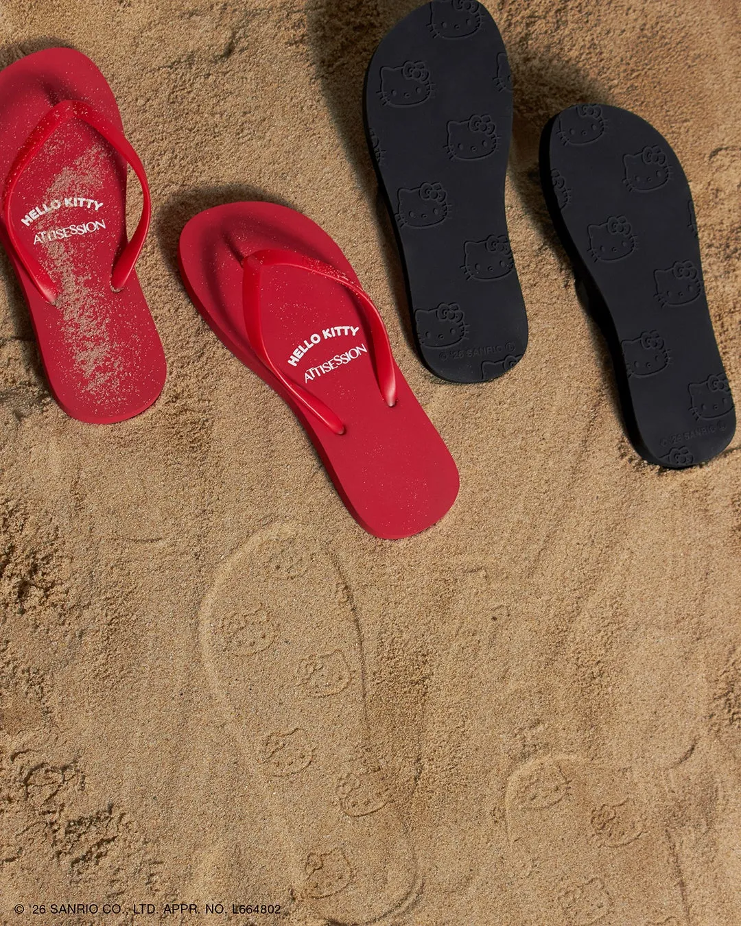 砂浜に置かれたサンダル