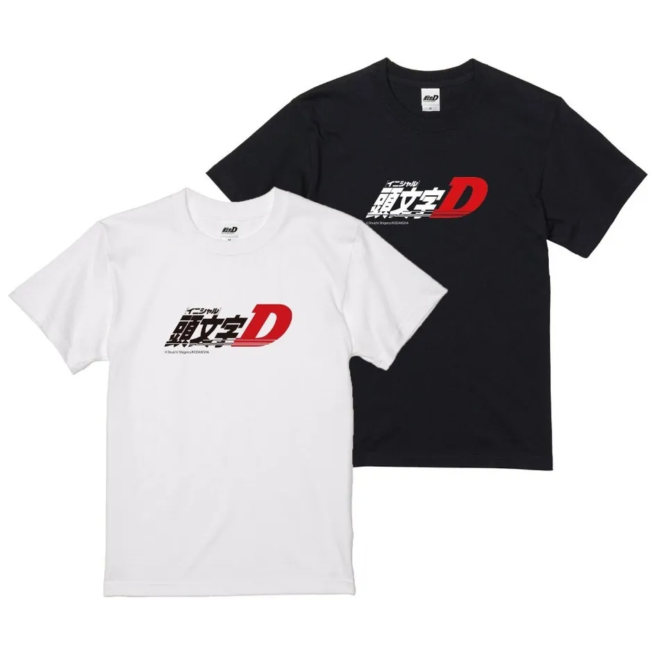 白と黒のTシャツが2枚並んだ画像。どちらのTシャツにも「イニシャルD 頭文字D」のロゴがプリントされている。