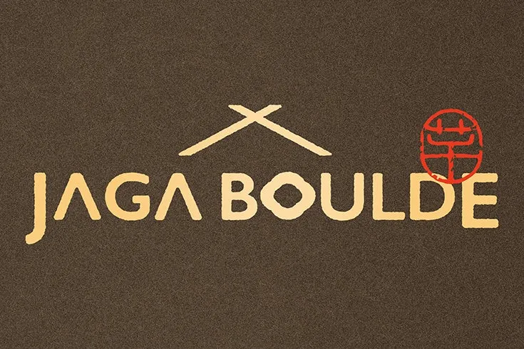 茶色の背景に「JAGA BOULDE」のロゴが描かれた画像。