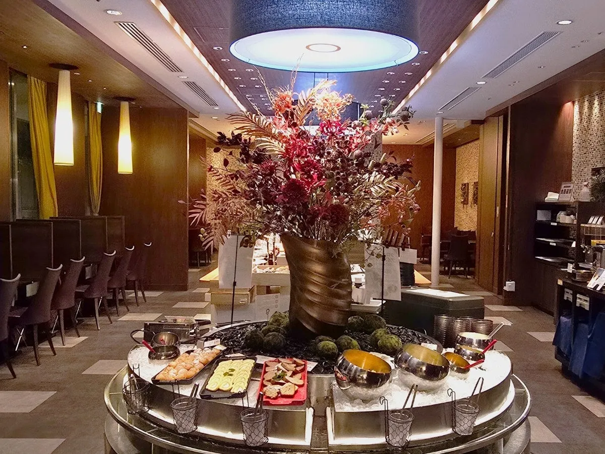 ビュッフェスタイルのレストランのインテリア