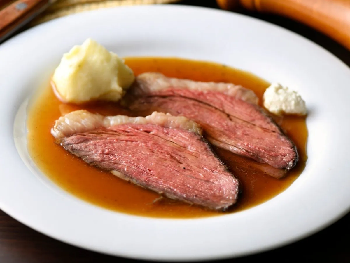 白い皿に盛られたローストビーフ