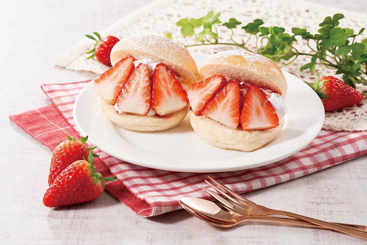 いちごサンドが2つ、白いお皿に載せられています