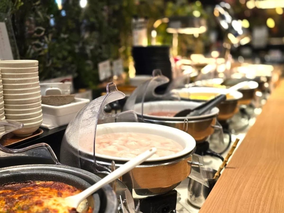 ビュッフェスタイルの料理が並んだテーブルのクローズアップ写真