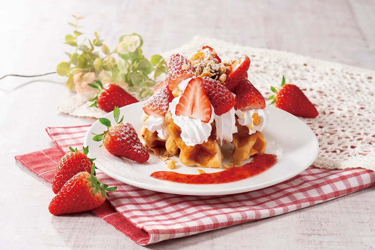 いちごがトッピングされたワッフル