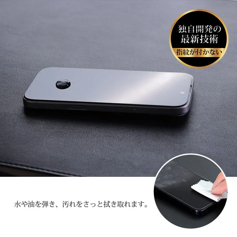 スマートフォンに貼られたフィルムの写真。フィルムは水や油を弾き、汚れを簡単に拭き取れることが示されている。また、独自開発の最新技術で指紋が付きにくいこともアピールされている。
