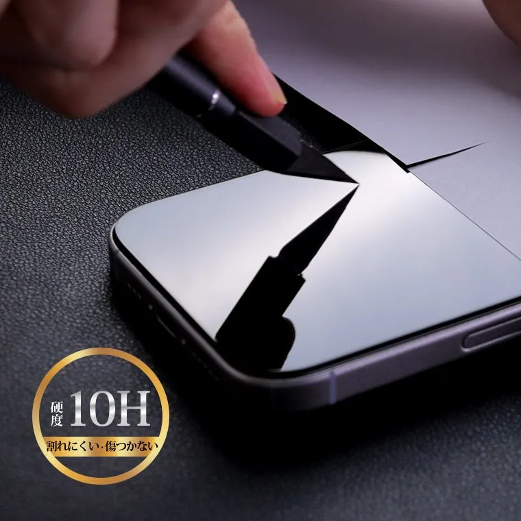 スマートフォンに保護フィルムを貼り付ける様子を写した画像。刃物でフィルムを剥がそうとしている様子から、フィルムの強度をアピールしている。