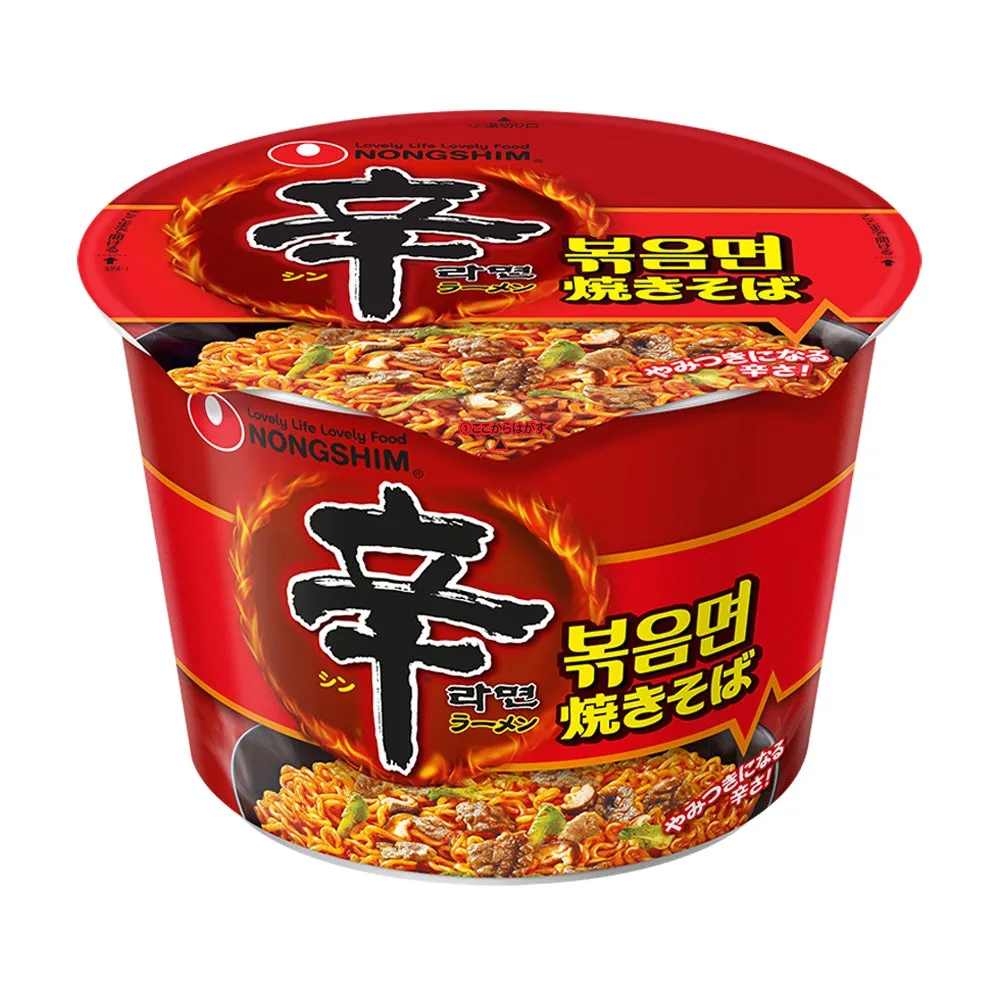 赤い容器に入った韓国のインスタントラーメン「NONGSHIM」のパッケージ。燃えるような炎のイラストと、辛さをアピールする漢字が特徴的。