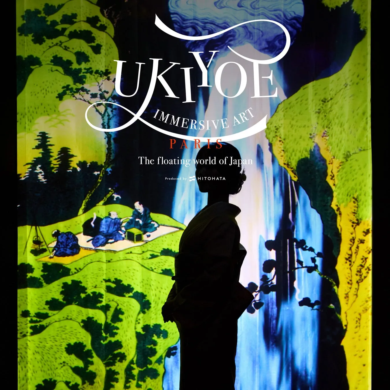 女性が展示を鑑賞している様子