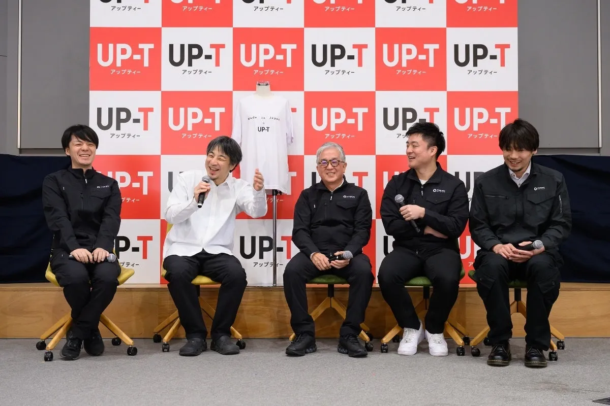 イベントで話すUP-T関係者とひろゆき氏