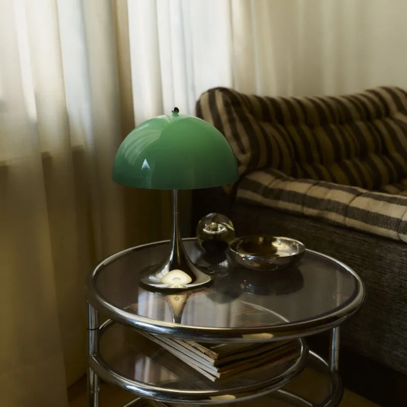 丸いテーブルの上に緑色のランプ