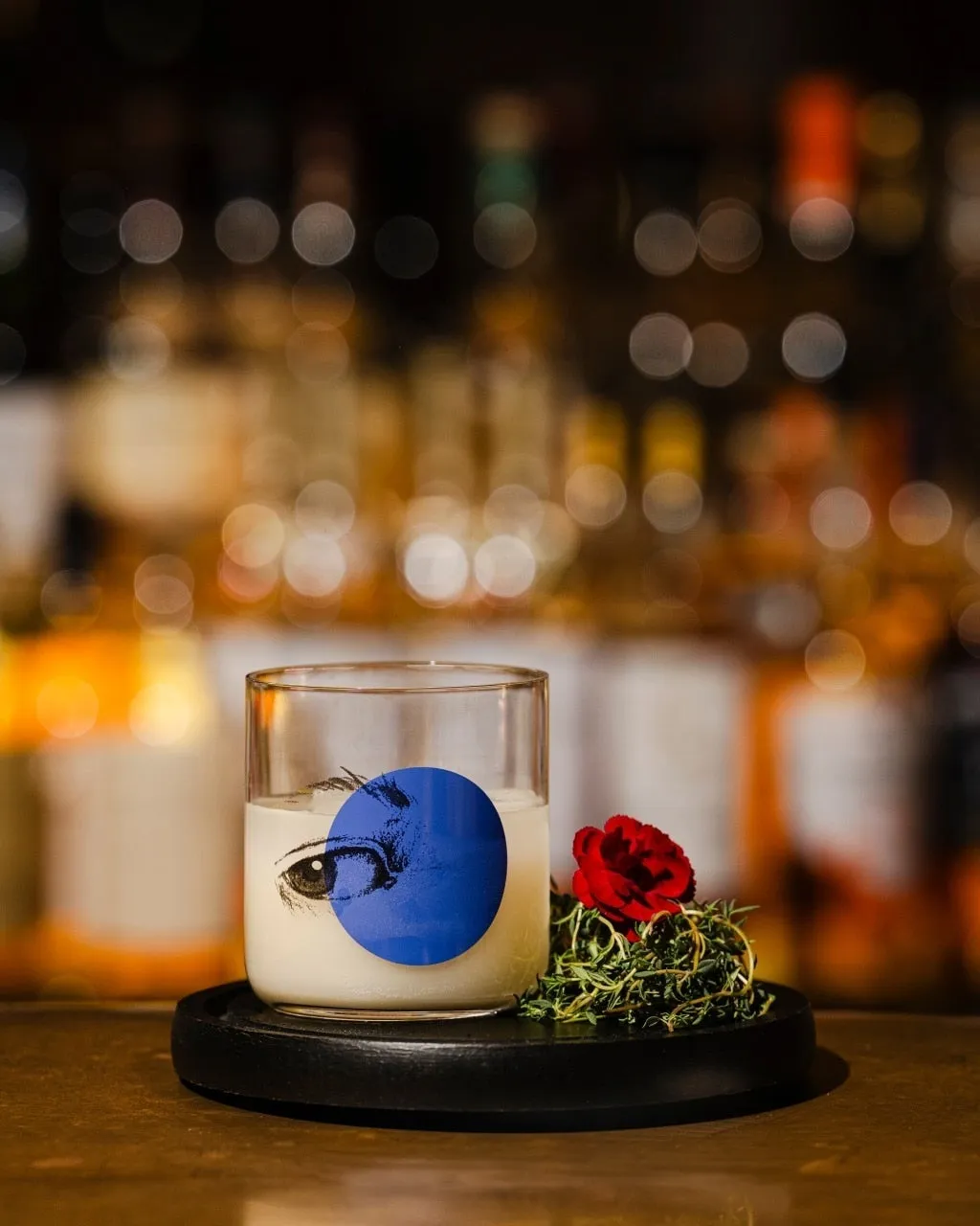 カクテルグラスに入った白いカクテル