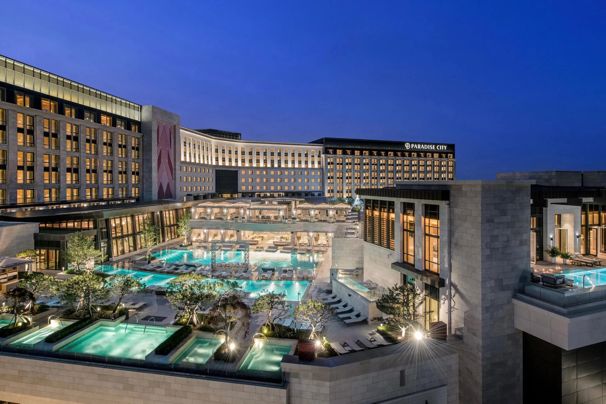 夜のパラダイスシティホテルの眺め