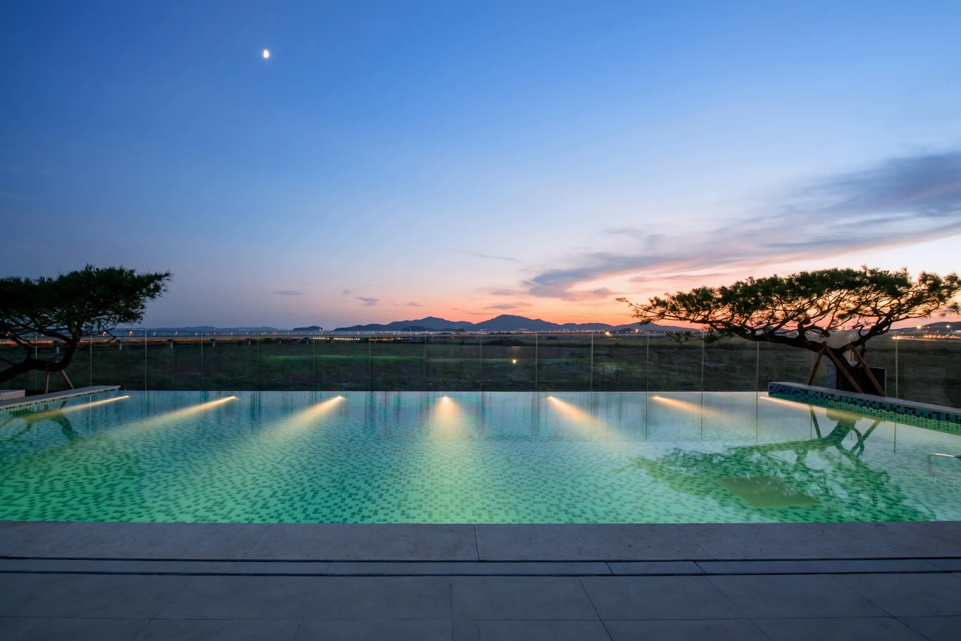 夕暮れ時のプール