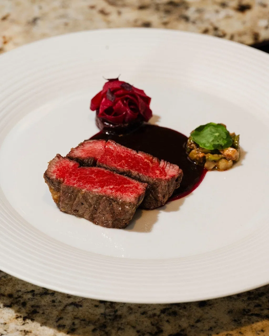 白い皿に盛られたステーキの料理