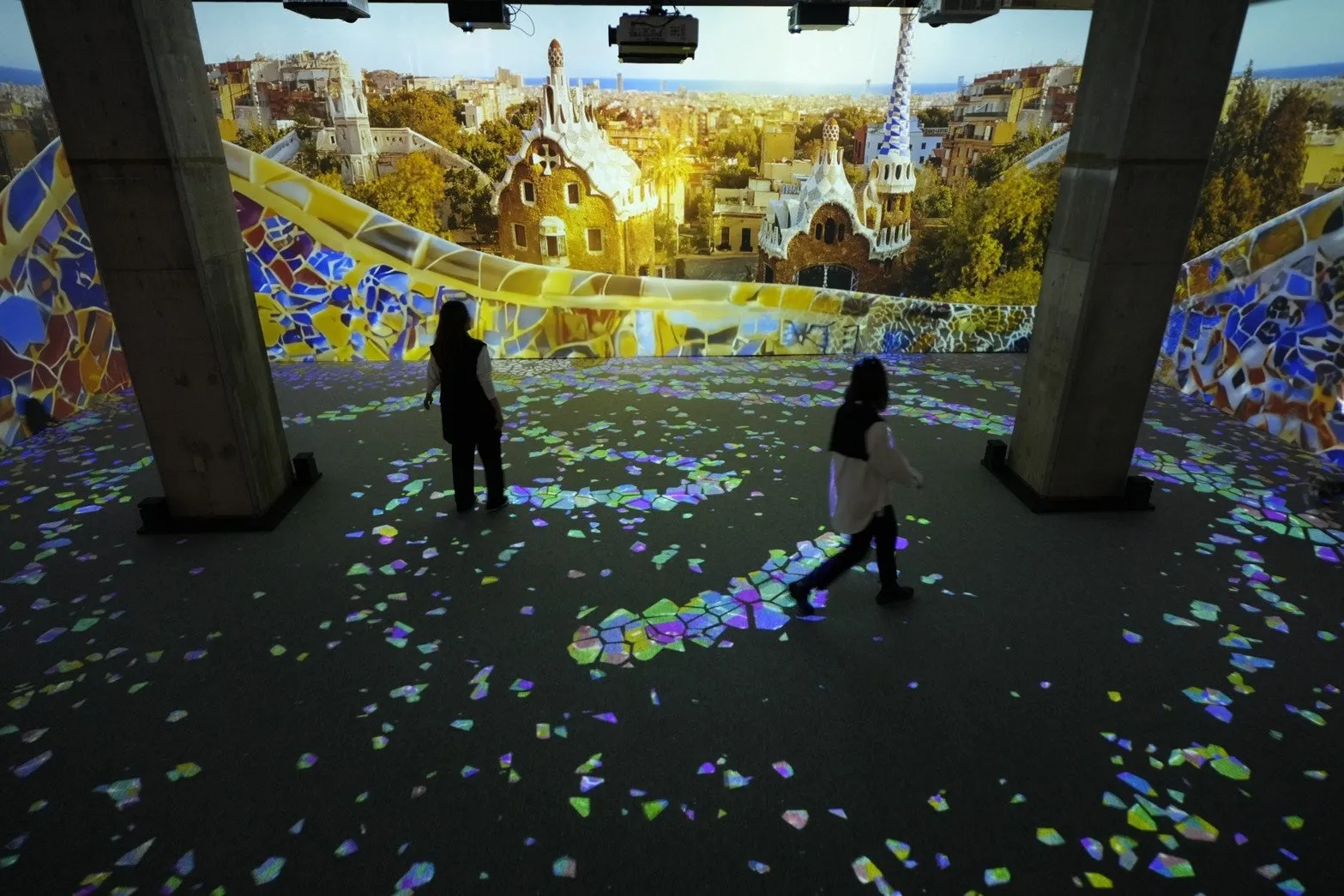 幻想的なガウディ建築のプロジェクションマッピング空間