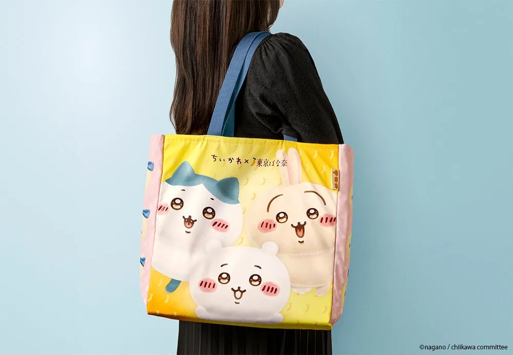 女性が肩にかけている黄色いトートバッグ。