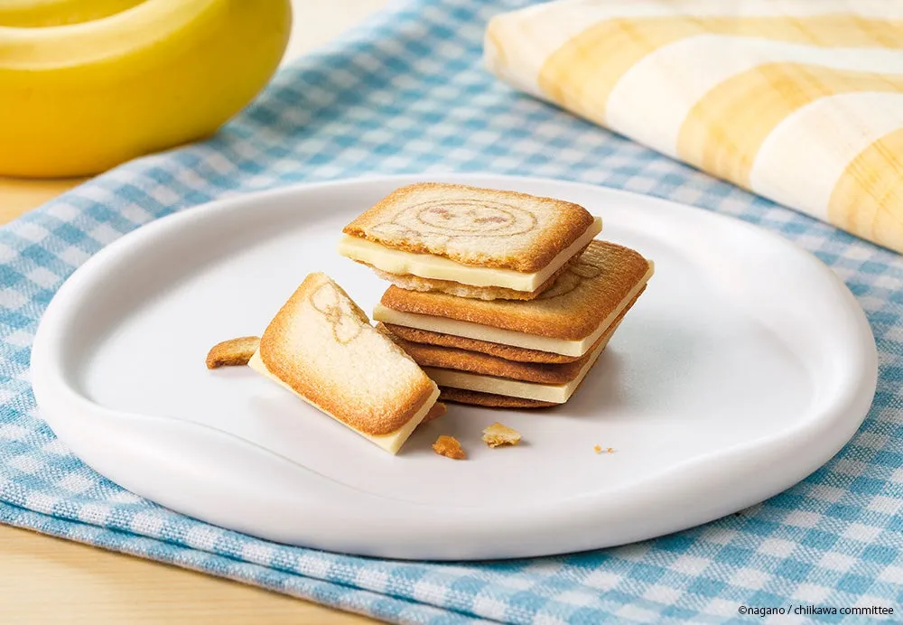 白いお皿に、クッキーサンドが積み重ねて置かれている様子を写した写真です。