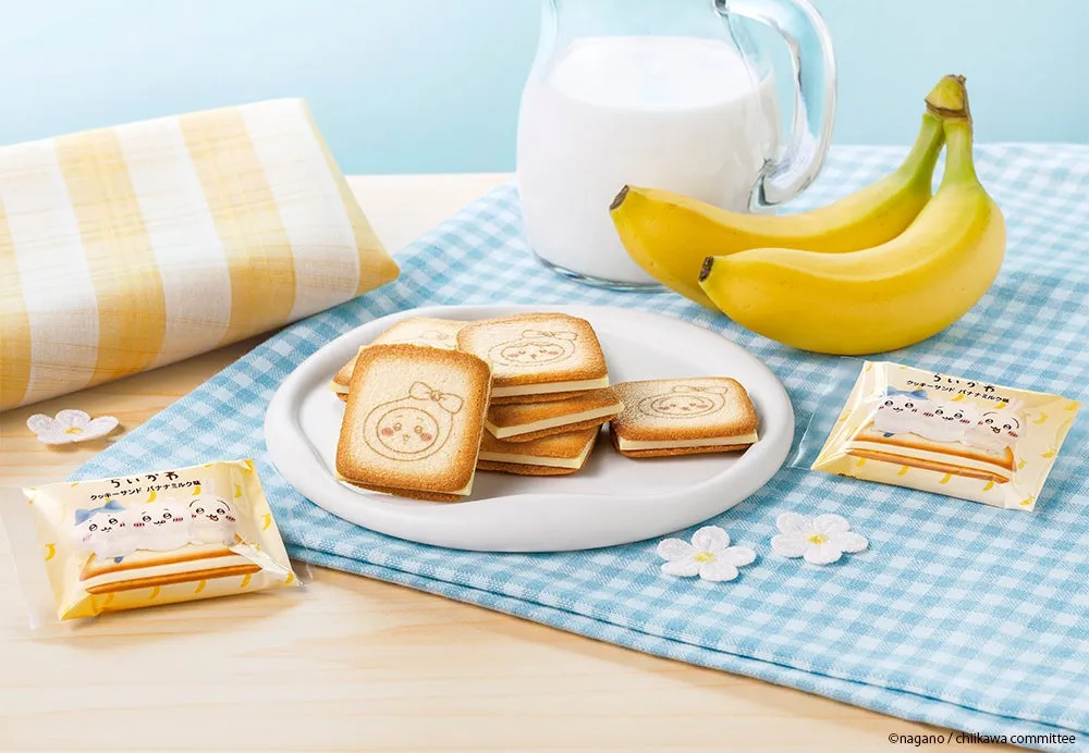 バナナ、ミルク、クッキーサンドが写っている写真。