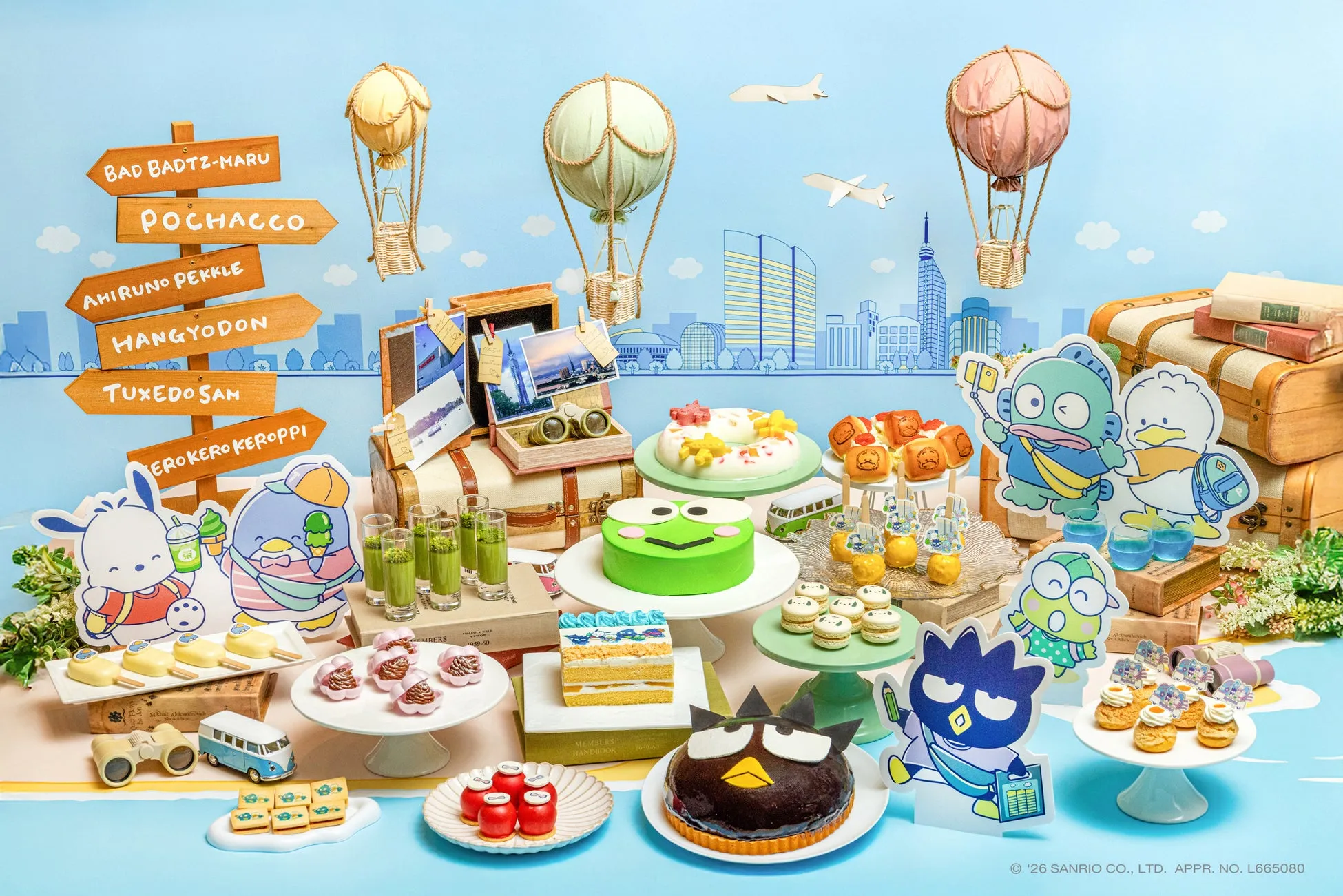 サンリオキャラクターをテーマにした、誕生日やイベントを祝うような可愛らしいスイーツの数々が並んだ写真。キャラクターの形をしたケーキやクッキー、マカロンなどが、気球やトランク、街並みを模した背景とともに、華やかにディスプレイされている。