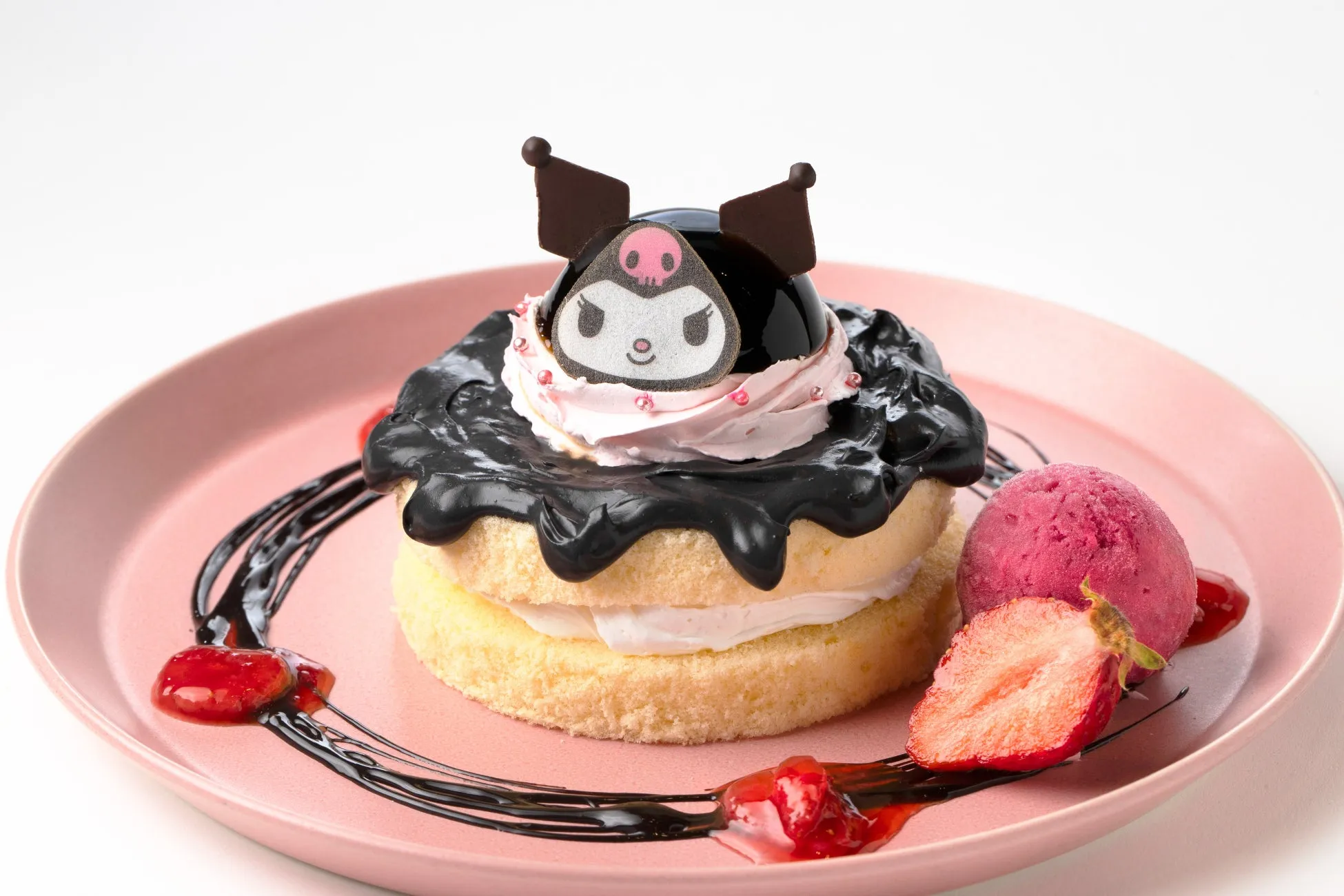 クロミのキャラクターケーキ。黒いソースでコーティングされたケーキの上に、クロミの顔が飾られています。イチゴのアイスとイチゴが添えられています。