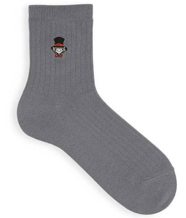 グレーの靴下。靴下には、帽子と蝶ネクタイをつけたキャラクターの刺繍が施されている。