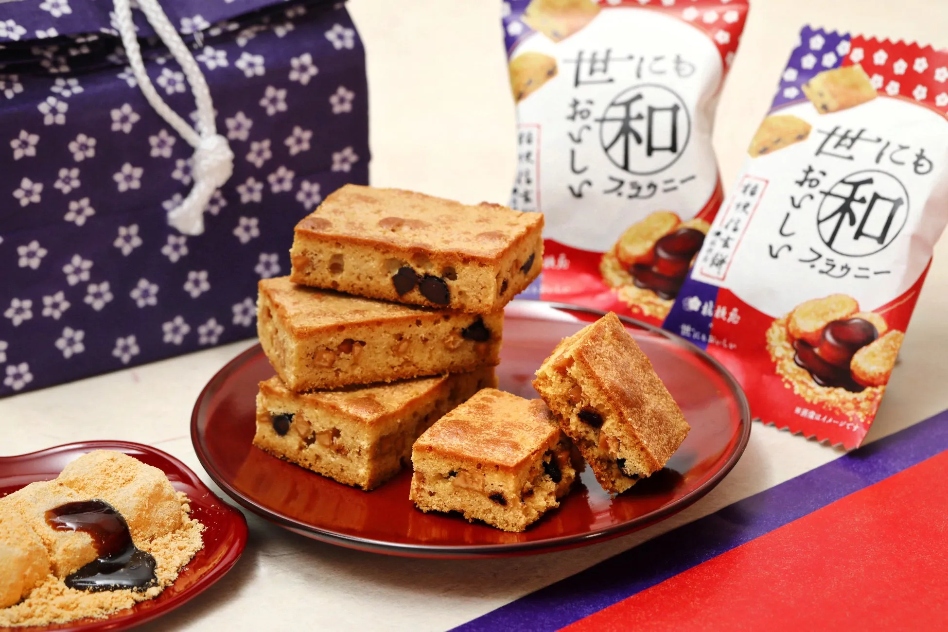 和風ブラウニーと餅を組み合わせたお菓子の写真