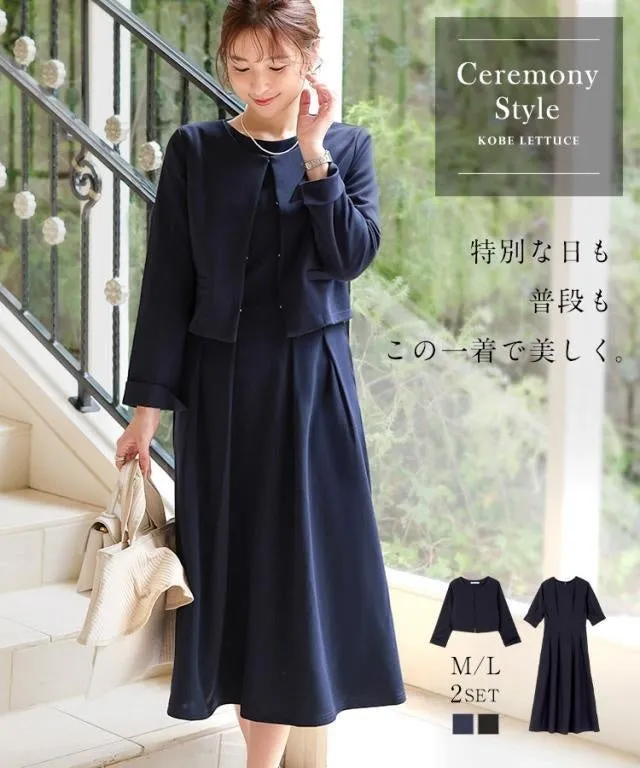 女性が着用しているネイビーのセレモニースタイルのドレスの画像です。ジャケットとワンピースの2点セットで、特別な日にも普段にも着られるデザインです。