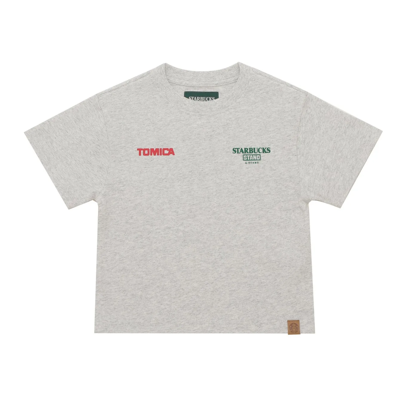 グレーのTシャツで、左胸に「TOMICA」のロゴ、右胸に「STARBUCKS STAND by BEAMS」のロゴがプリントされています。Tシャツの襟には「STARBUCKS」のロゴが、裾にはブランドタグが付いています。