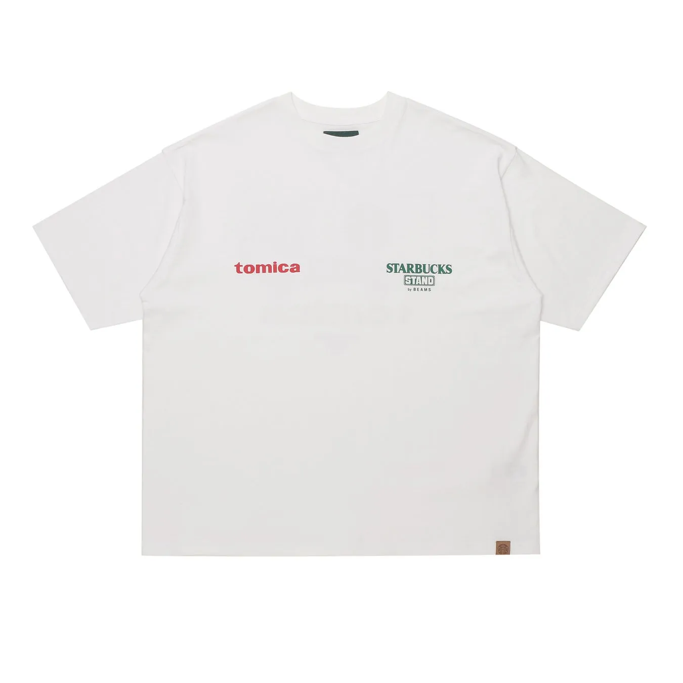 白いTシャツに「tomica」と「STARBUCKS STAND by BEAMS」のロゴがプリントされている画像です。