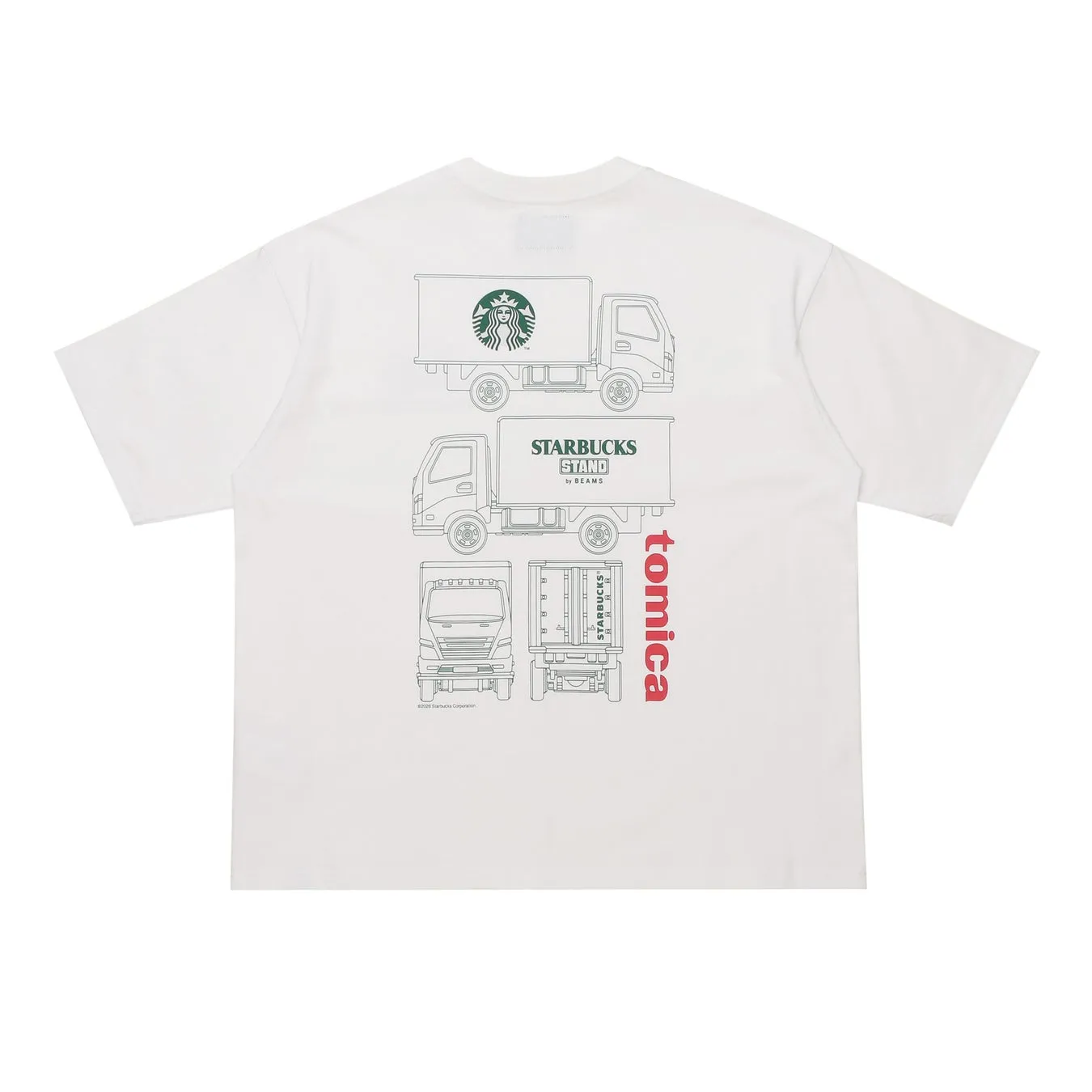 白いTシャツの背面に、スターバックスのトラックのイラストと「STARBUCKS STAND by BEAMS」の文字がプリントされています。また、「tomica」の文字も赤色で縦書きされています。