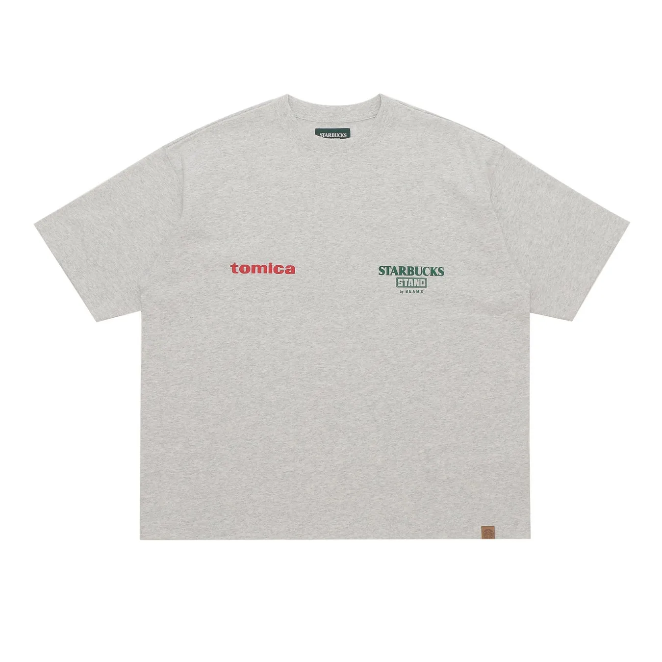 グレーのTシャツ。前面には「tomica」と「STARBUCKS STAND by BEAMS」のロゴがプリントされている。