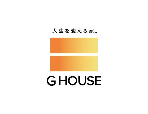 G HOUSEのロゴ。上部に日本語のキャッチコピー、中央にグラデーションの四角が2つ並び、下部に「G HOUSE」の文字。