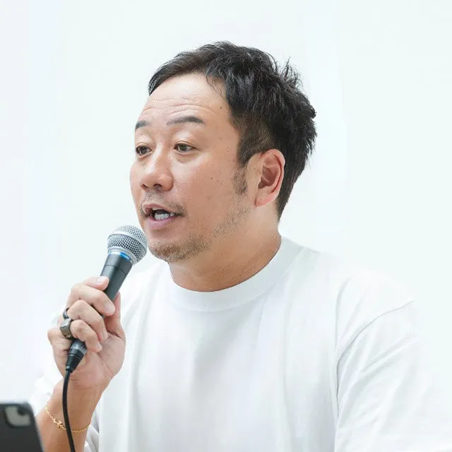 マイクを持って話している男性のポートレート