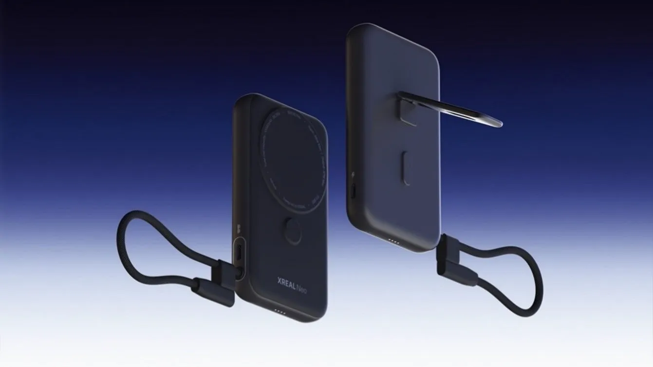 XREAL Neoのデバイス2つが写った画像。丸い形状とUSB-Cポート、スタンドが特徴。