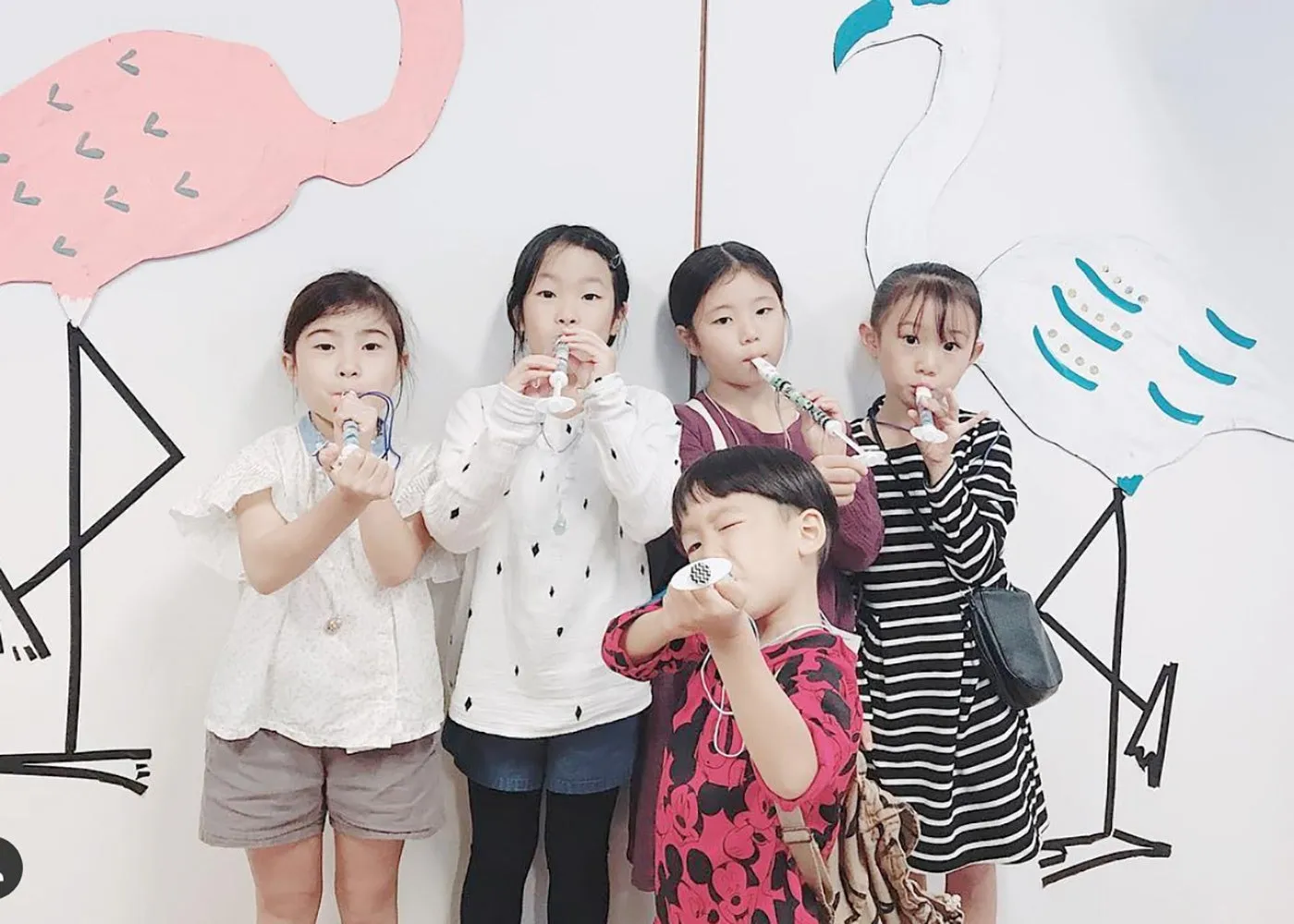 子供たちが笛を吹いている写真