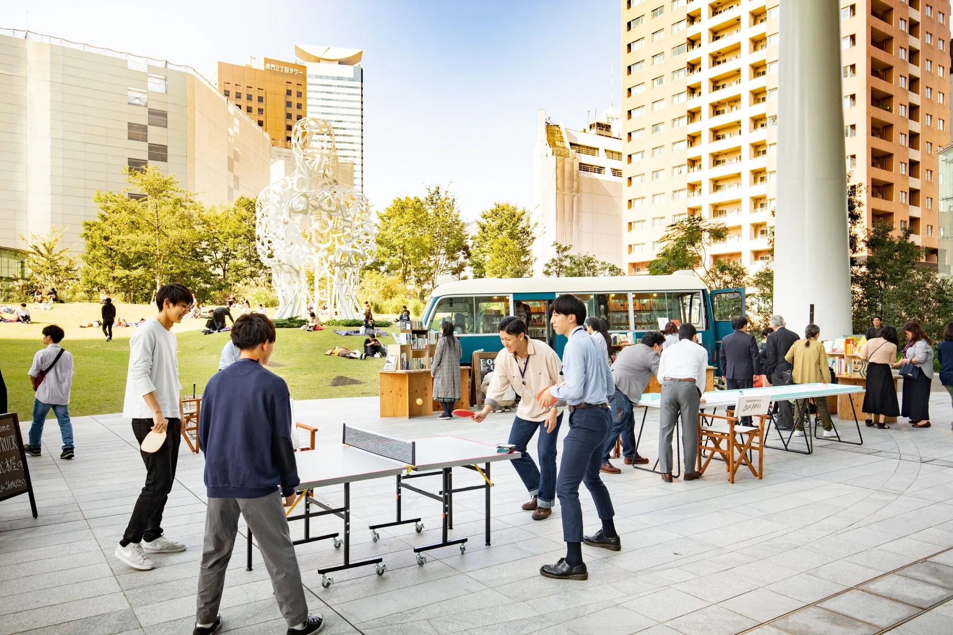 公園で卓球を楽しむ人々