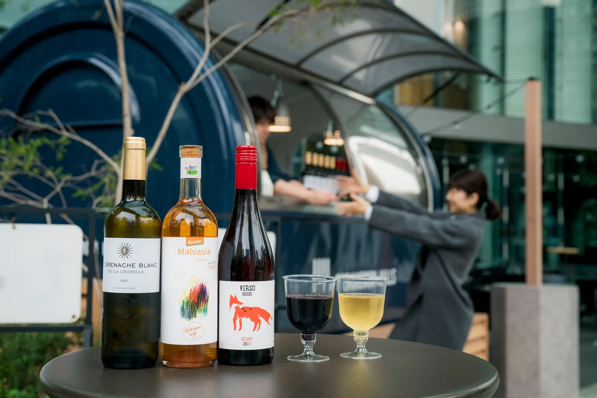 ワインボトルとグラス