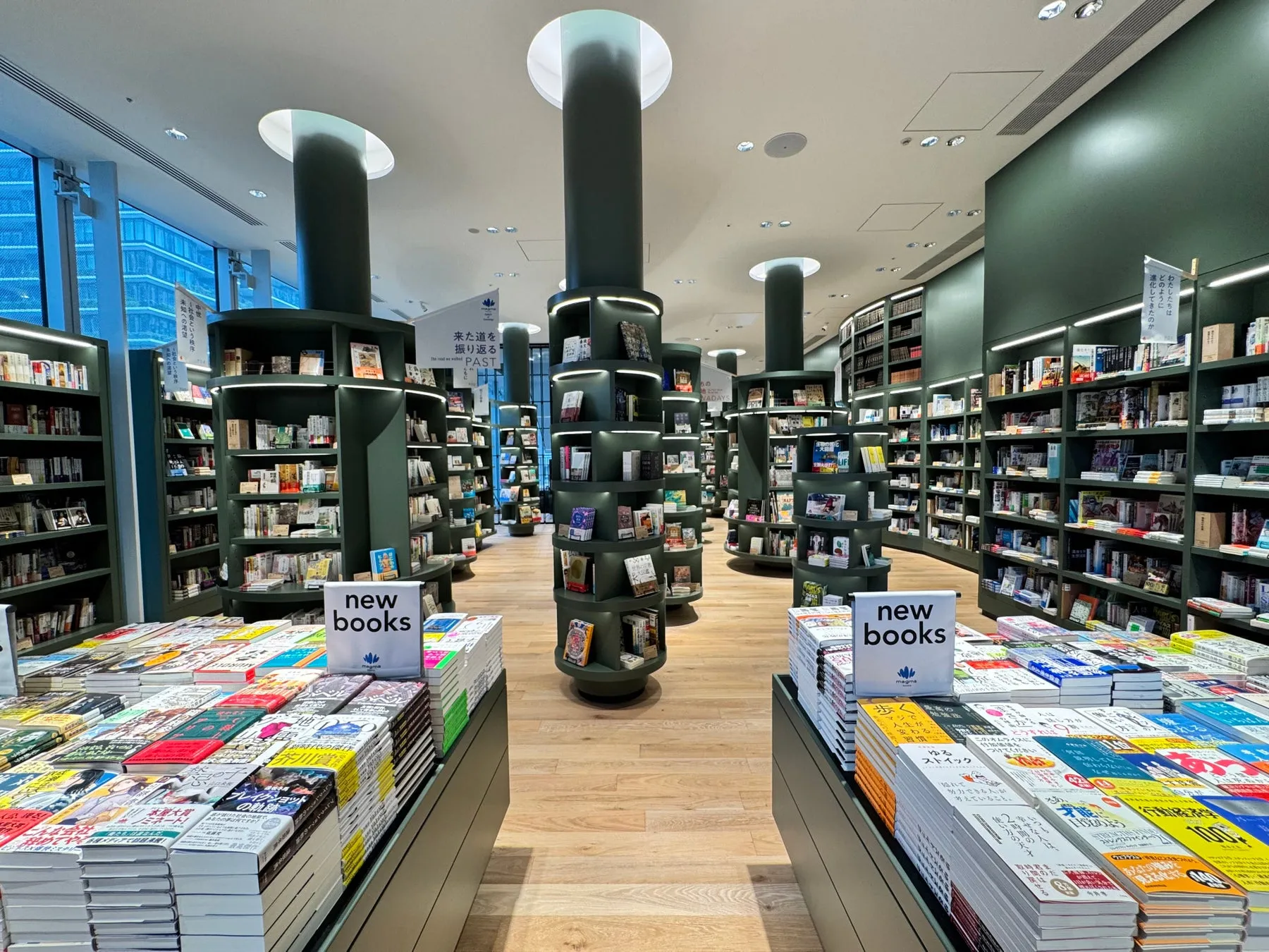 本が陳列された書店