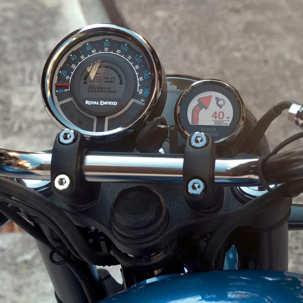 バイクの計器類を捉えたクローズアップ画像。