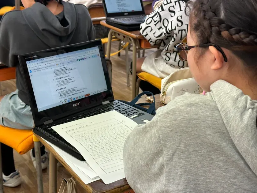 手紙の書き方を学ぶ児童