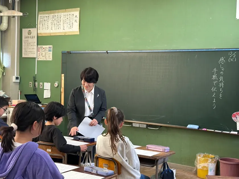 黒板に「感謝の気持ちを手紙で伝えよう」と書かれた教室の様子