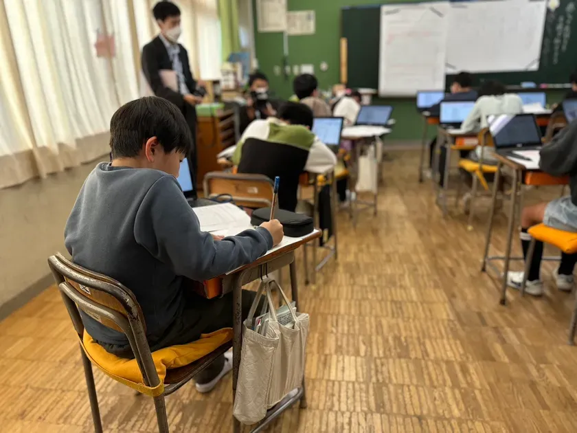 ありがとうの手紙を書く児童