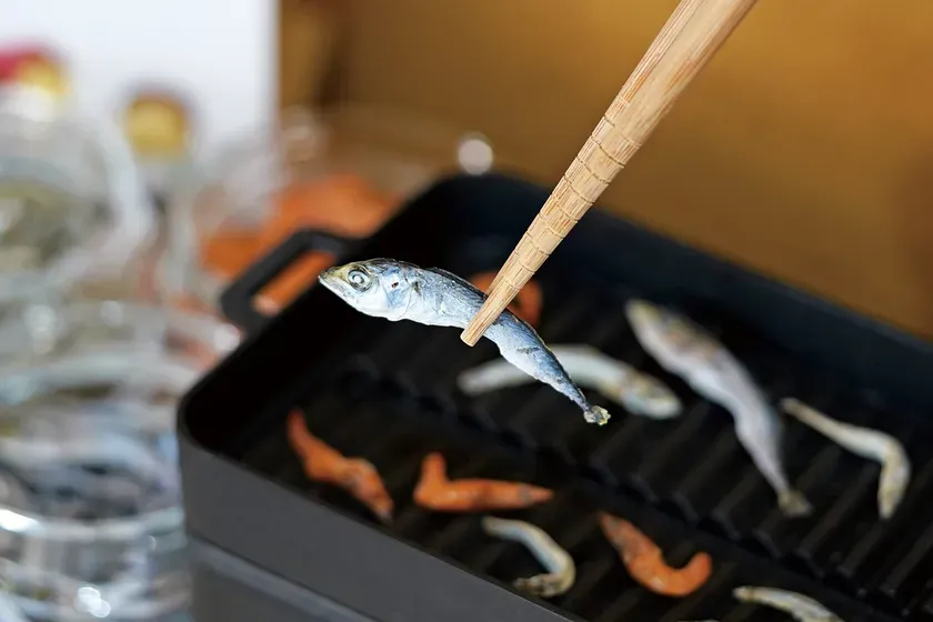 焼き網の上で焼かれる魚