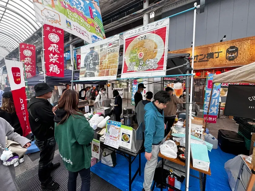 屋台が並ぶ賑やかな会場の様子