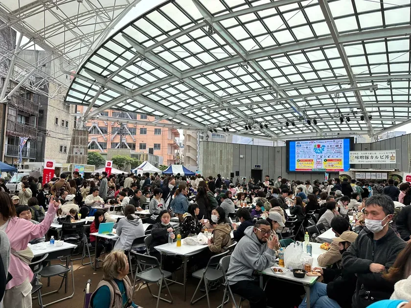 イベント会場で食事を楽しむ人々