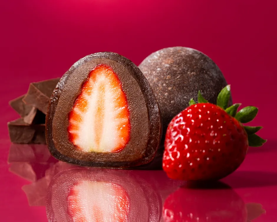 チョコレートでコーティングされたイチゴ大福とイチゴ、チョコレート