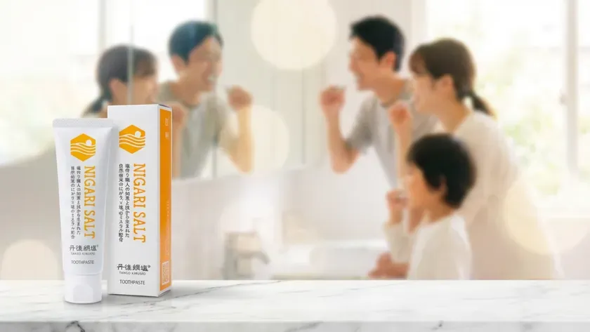 歯磨き粉「NIGARI SALT」のチューブと箱
