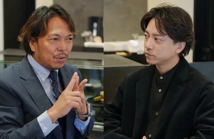 対談する2人の男性